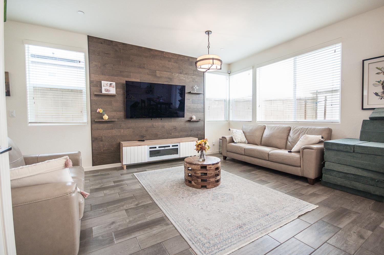 2037 N Rogers Ln, Clovis, CA 93619