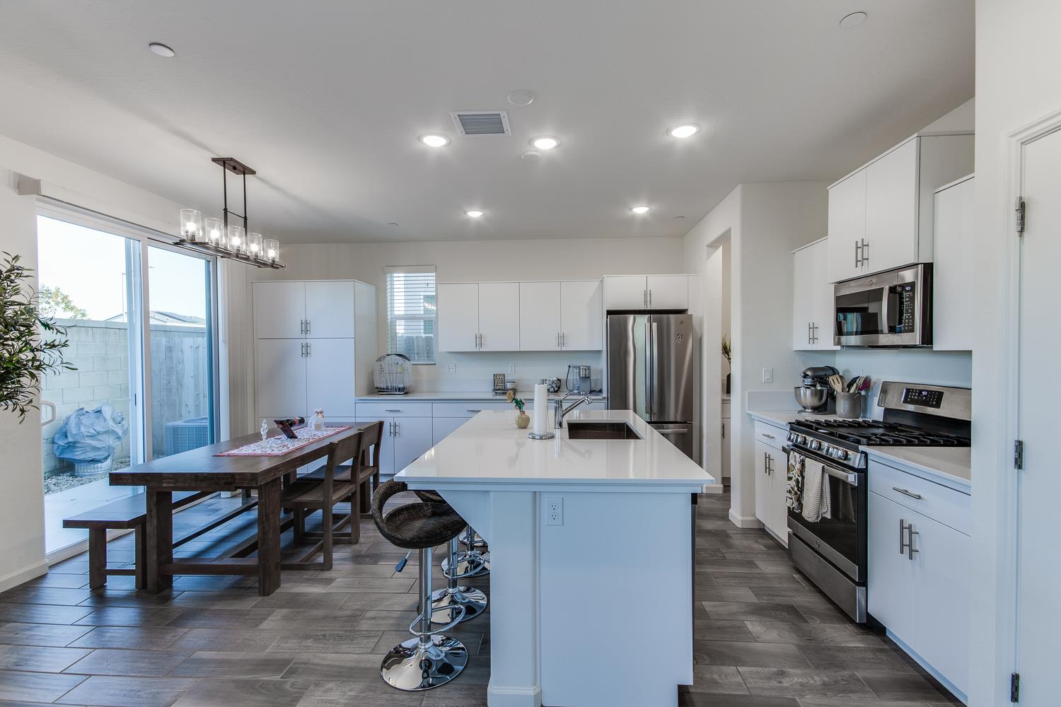 2037 N Rogers Ln, Clovis, CA 93619