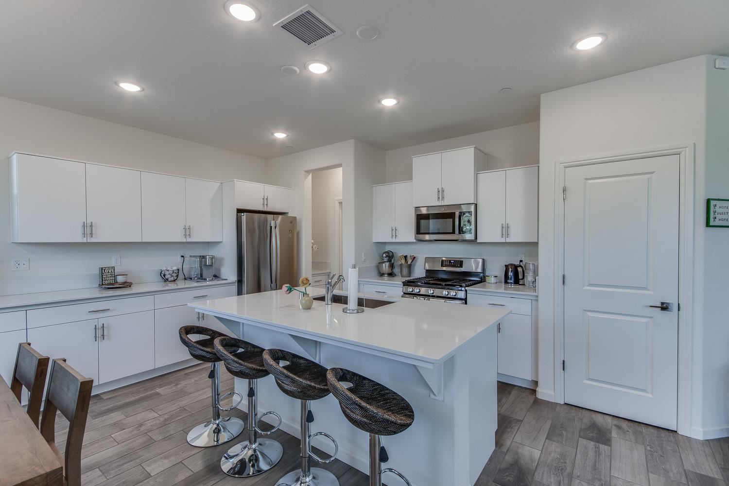 2037 N Rogers Ln, Clovis, CA 93619