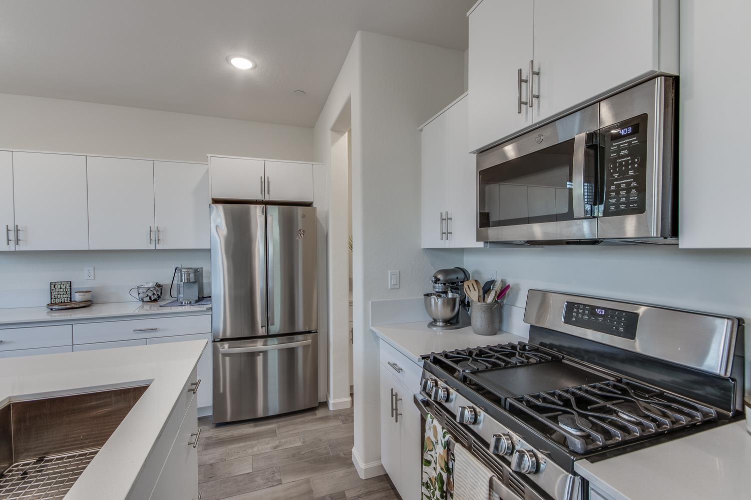 2037 N Rogers Ln, Clovis, CA 93619