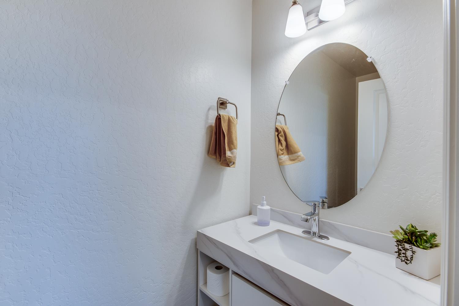 2037 N Rogers Ln, Clovis, CA 93619