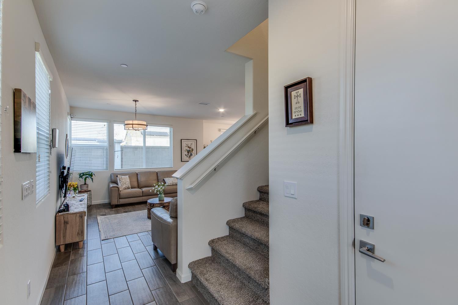 2037 N Rogers Ln, Clovis, CA 93619