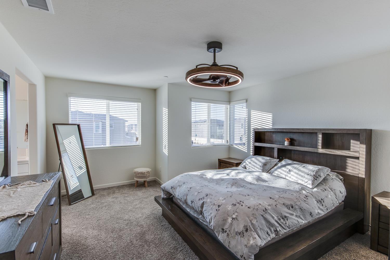 2037 N Rogers Ln, Clovis, CA 93619