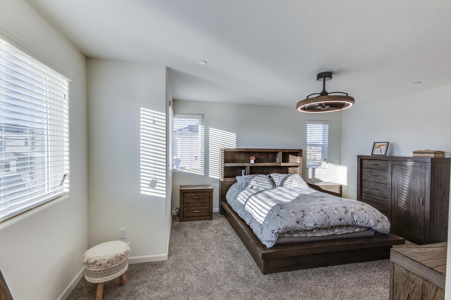 2037 N Rogers Ln, Clovis, CA 93619