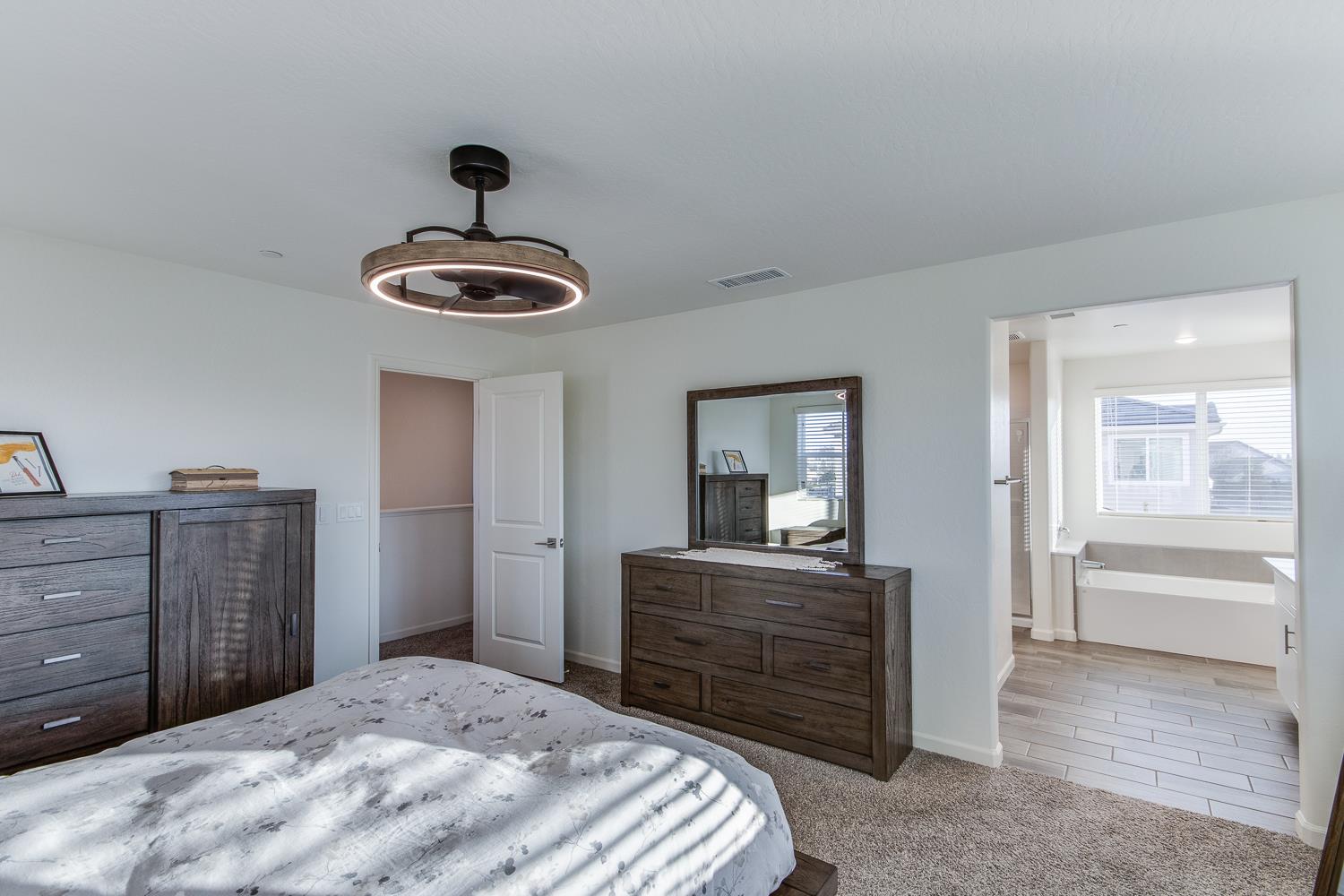 2037 N Rogers Ln, Clovis, CA 93619