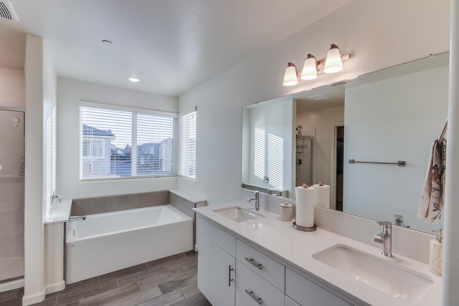 2037 N Rogers Ln, Clovis, CA 93619