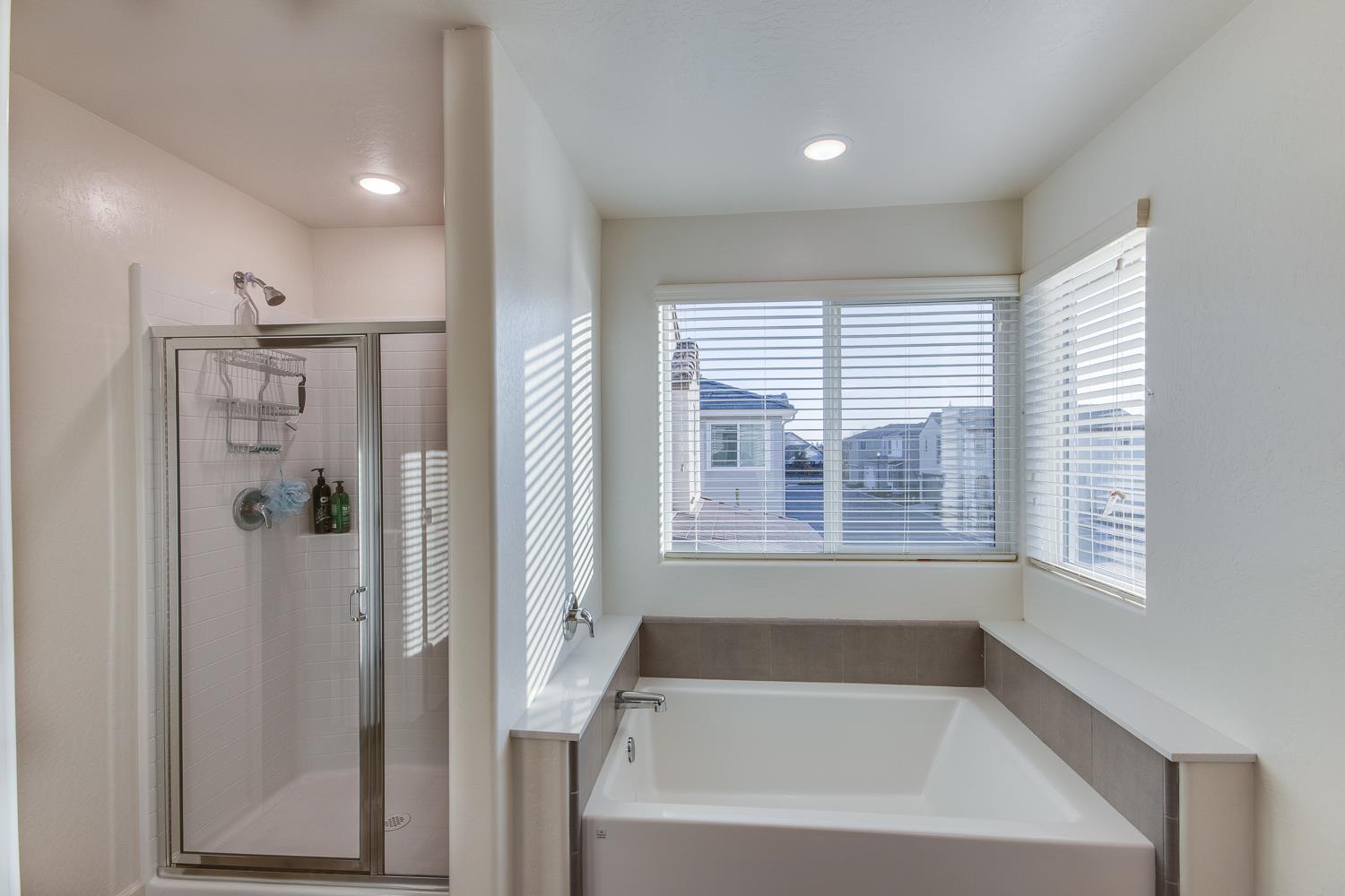 2037 N Rogers Ln, Clovis, CA 93619