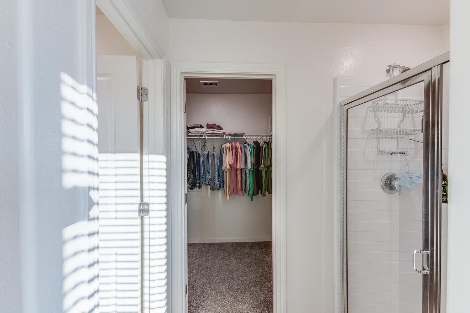 2037 N Rogers Ln, Clovis, CA 93619