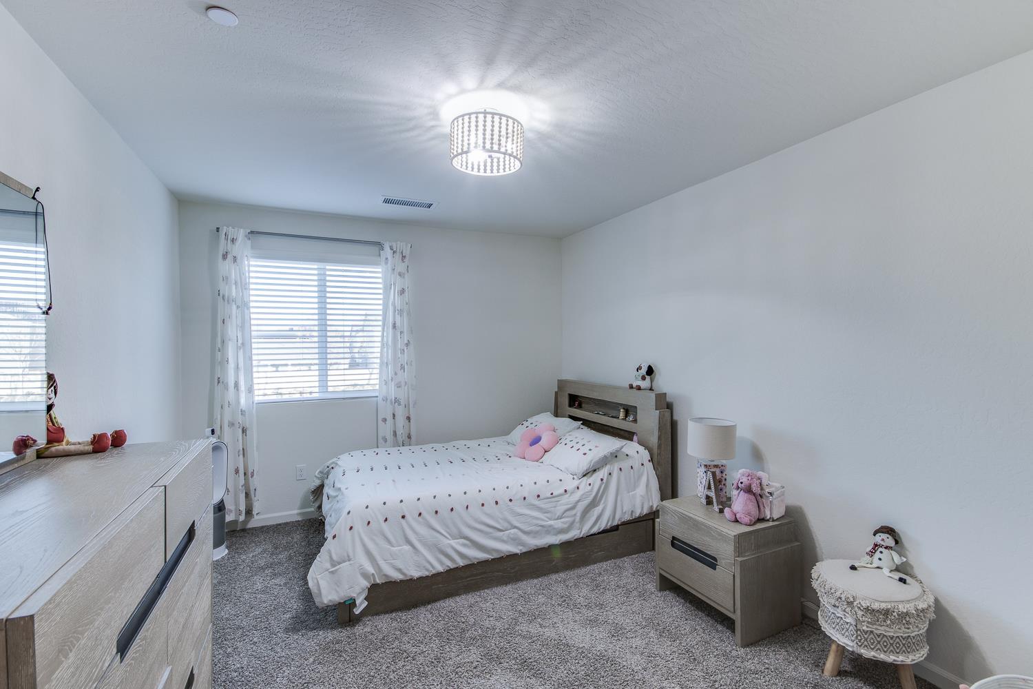 2037 N Rogers Ln, Clovis, CA 93619