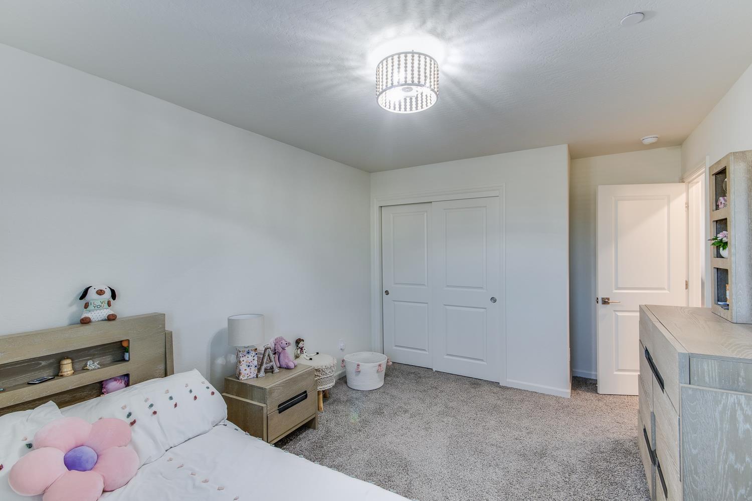 2037 N Rogers Ln, Clovis, CA 93619