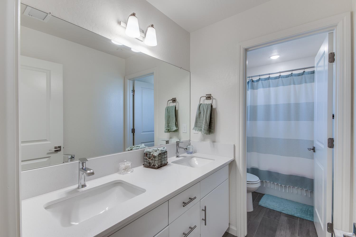 2037 N Rogers Ln, Clovis, CA 93619