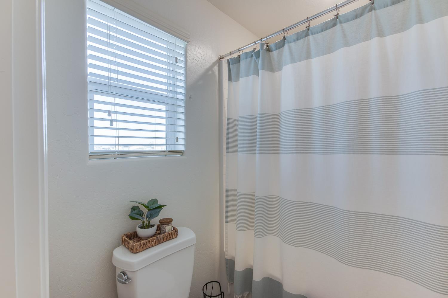 2037 N Rogers Ln, Clovis, CA 93619