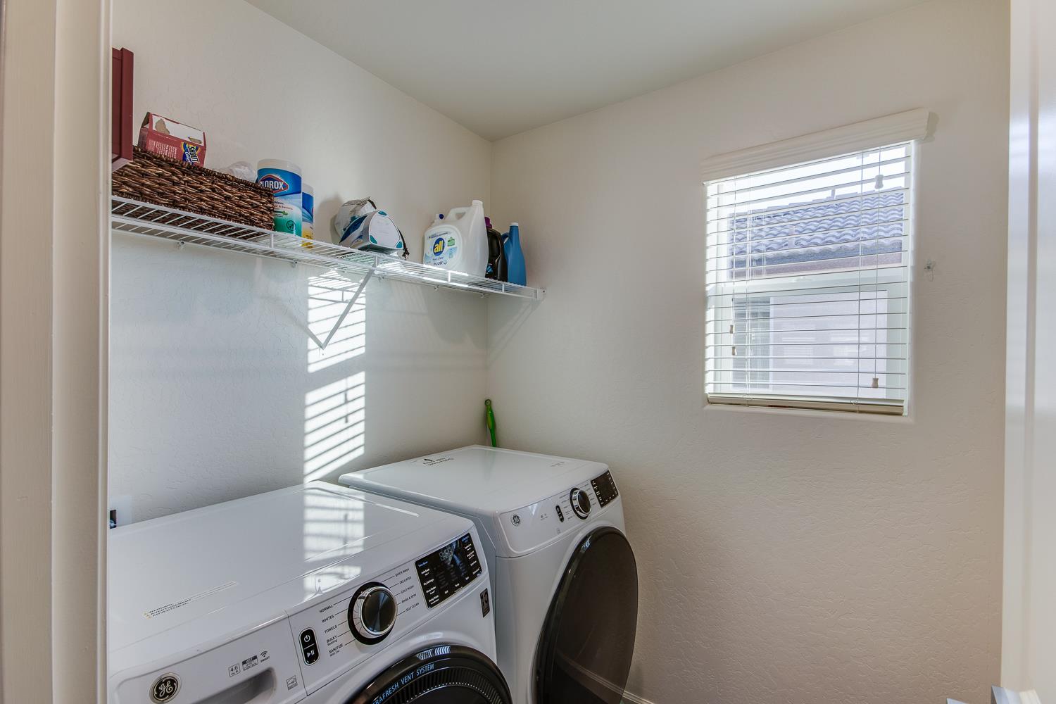 2037 N Rogers Ln, Clovis, CA 93619