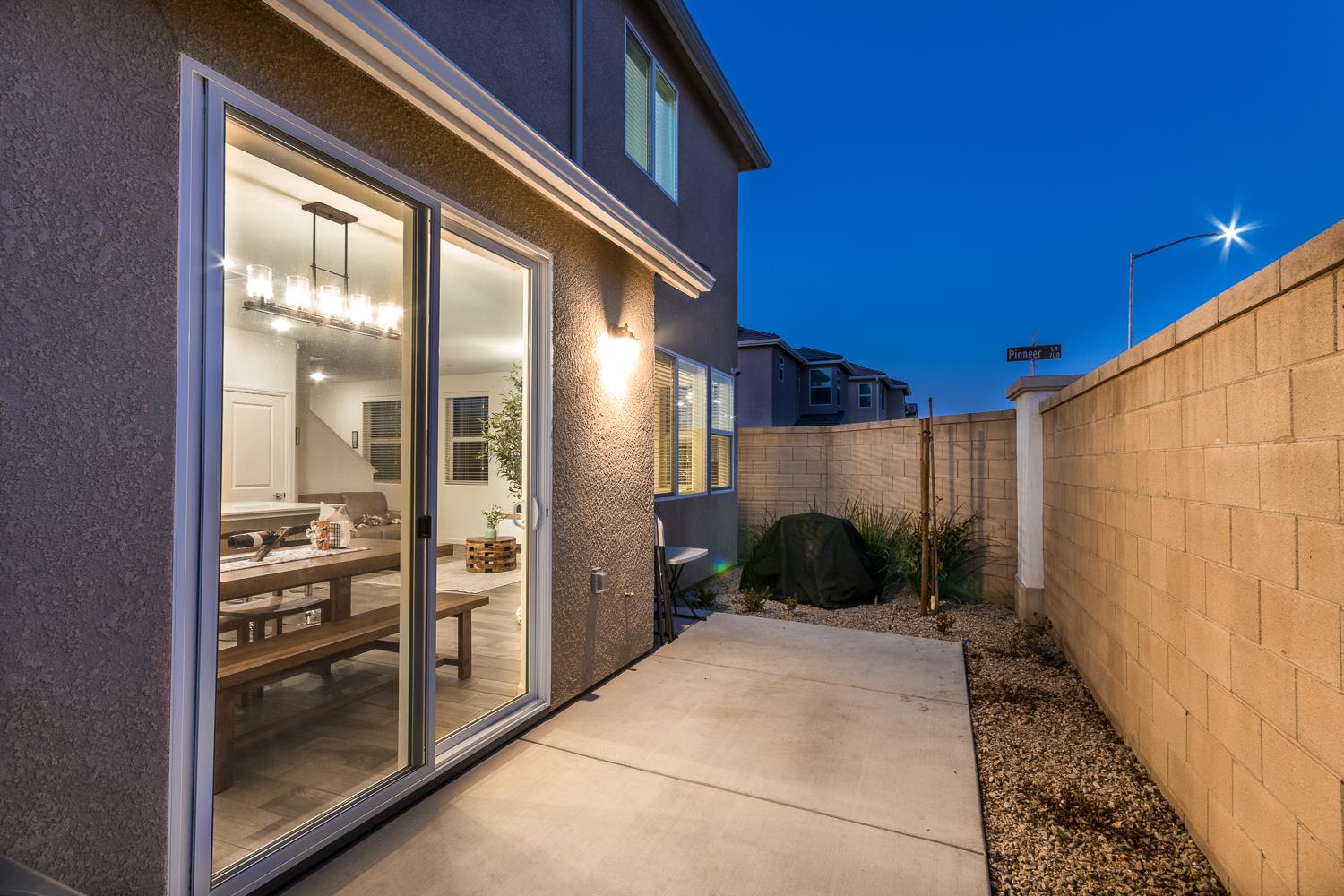 2037 N Rogers Ln, Clovis, CA 93619