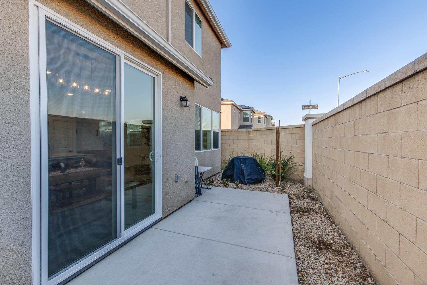 2037 N Rogers Ln, Clovis, CA 93619