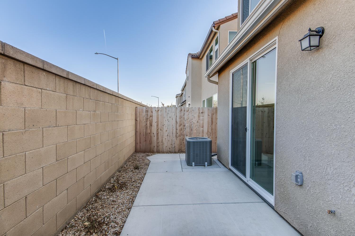 2037 N Rogers Ln, Clovis, CA 93619