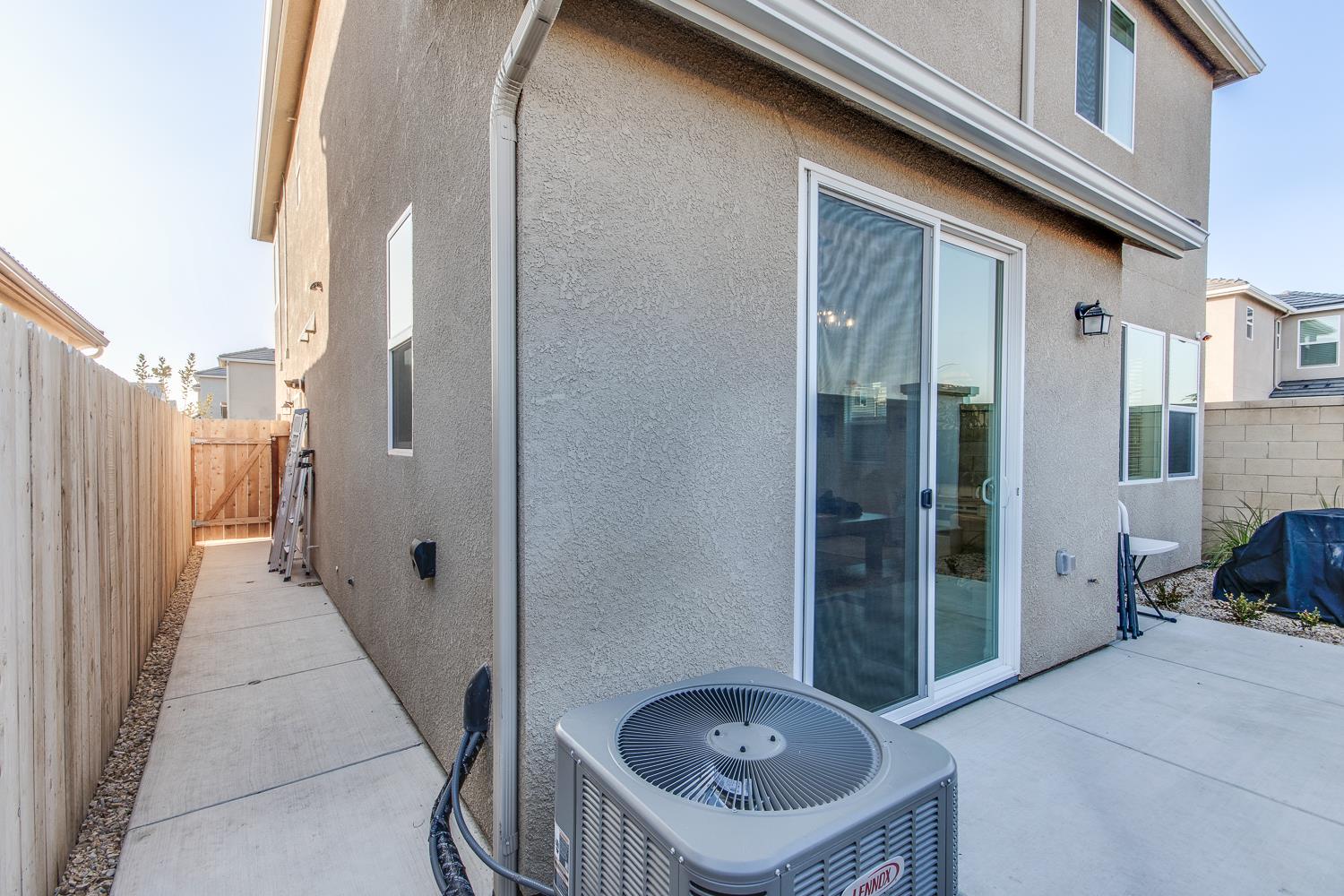 2037 N Rogers Ln, Clovis, CA 93619