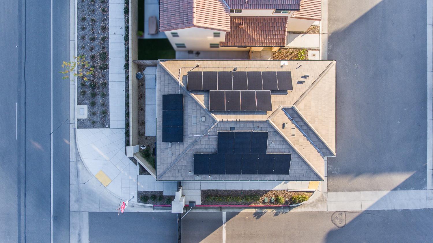 2037 N Rogers Ln, Clovis, CA 93619