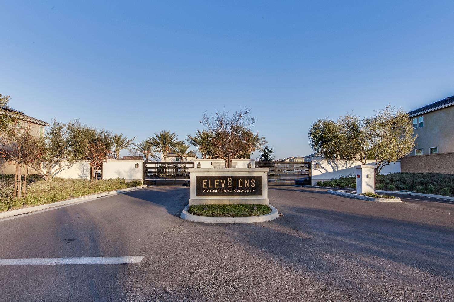 2037 N Rogers Ln, Clovis, CA 93619