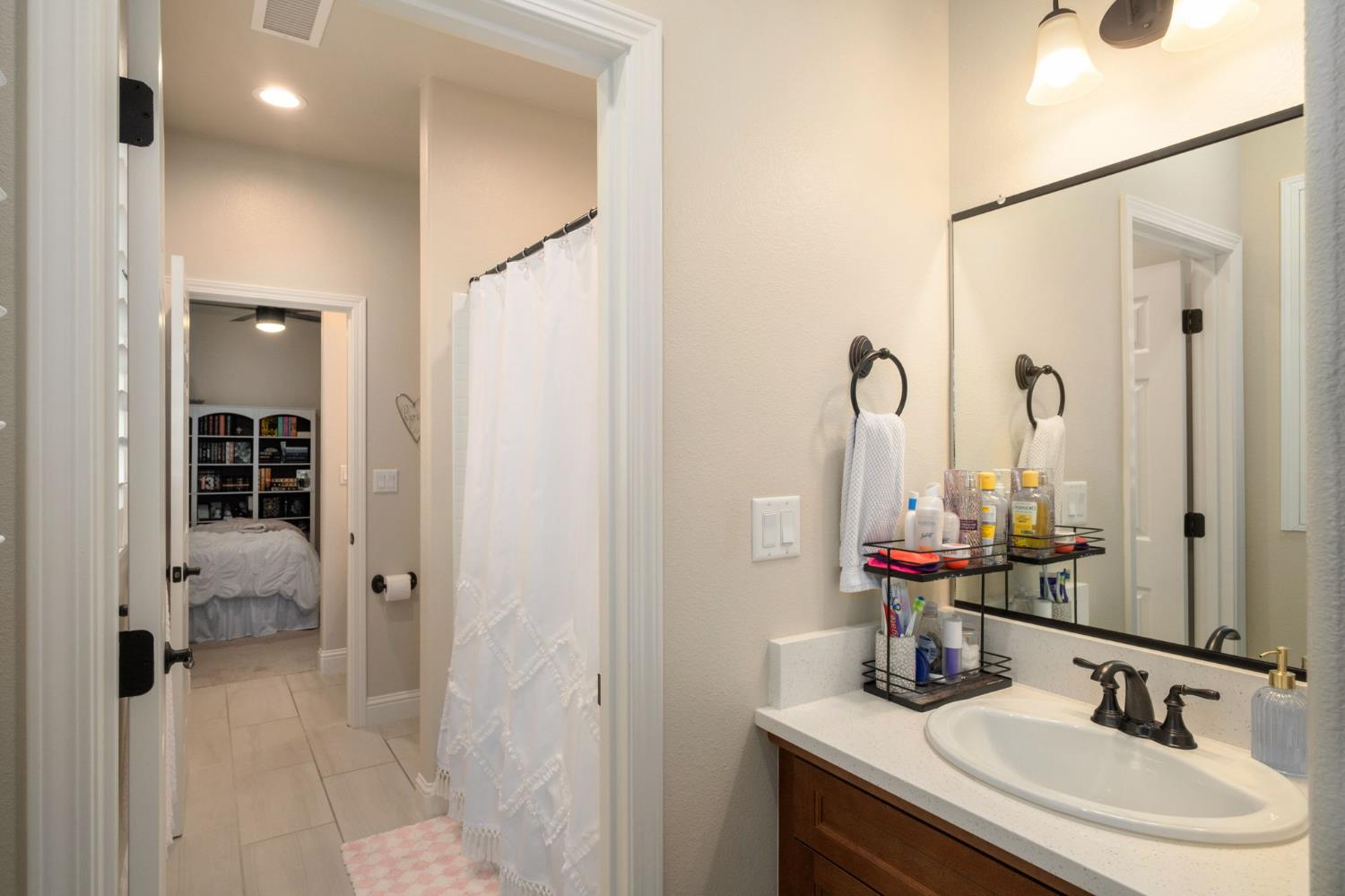 2047 Menlo Ave, Clovis, CA 93611