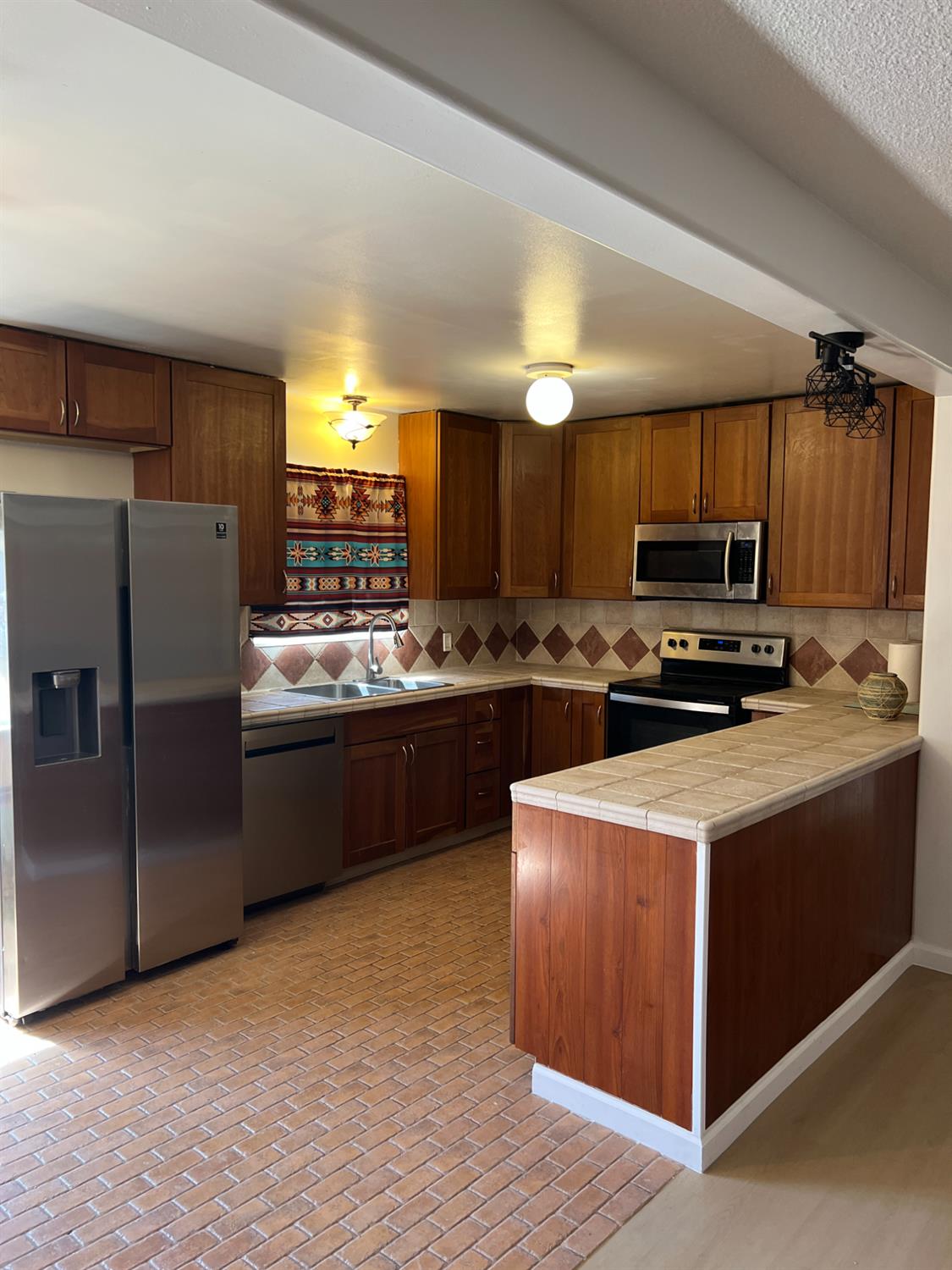 4069 N Sunnyside Ave, Fresno, CA 93727