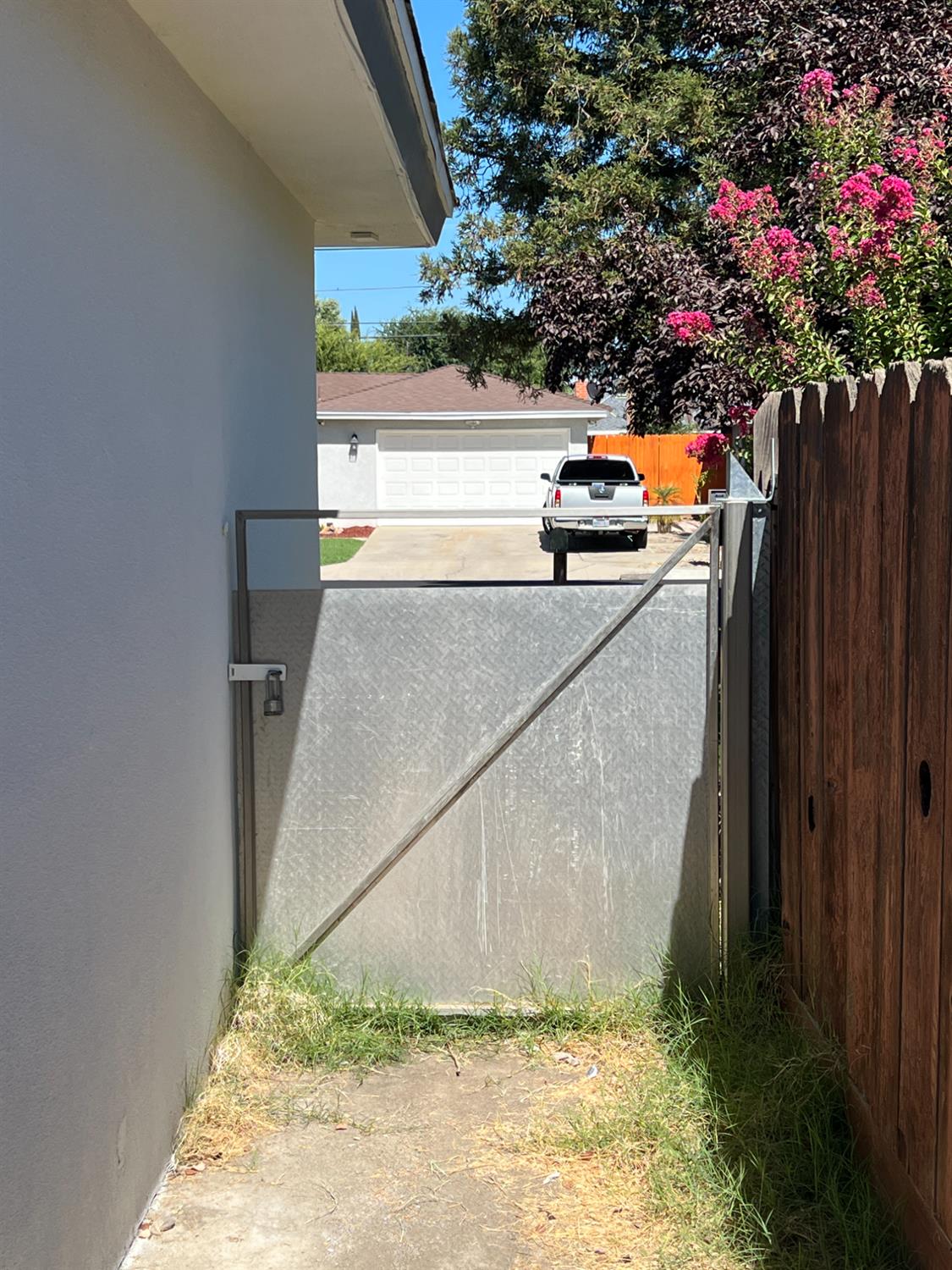 4069 N Sunnyside Ave, Fresno, CA 93727