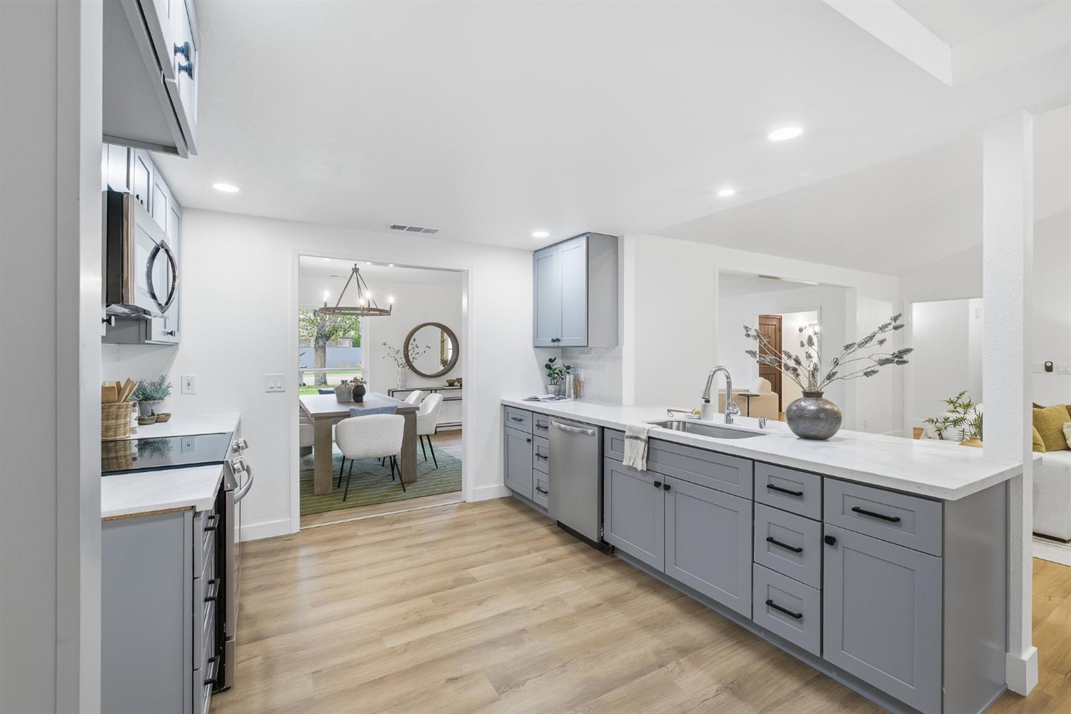 2589 W Barstow Ave, Fresno, CA 93711