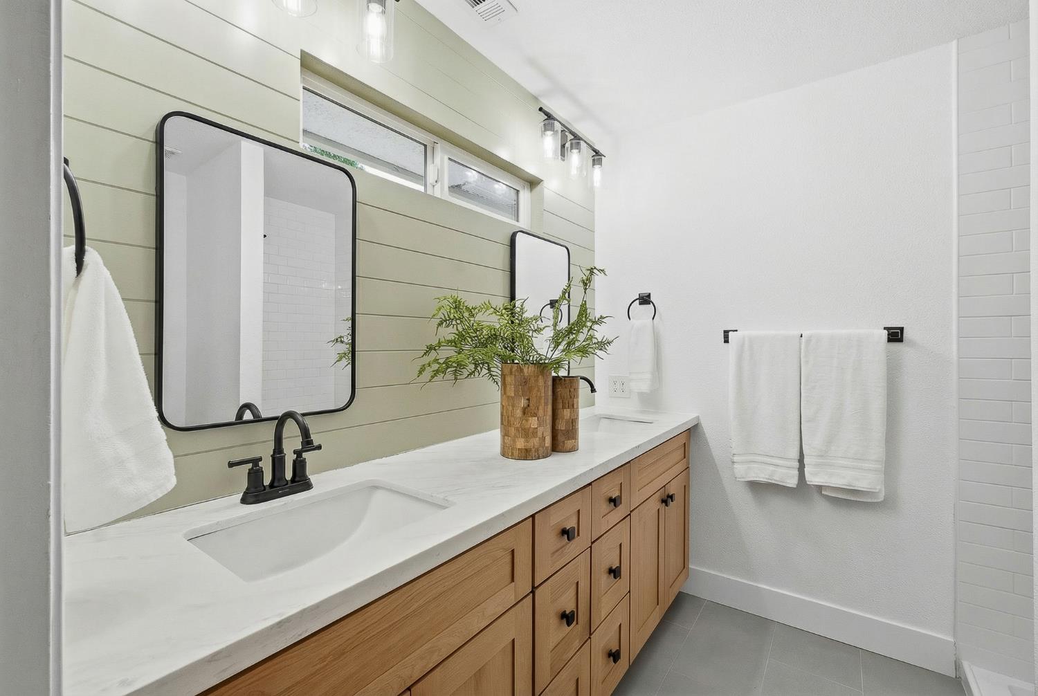 2589 W Barstow Ave, Fresno, CA 93711