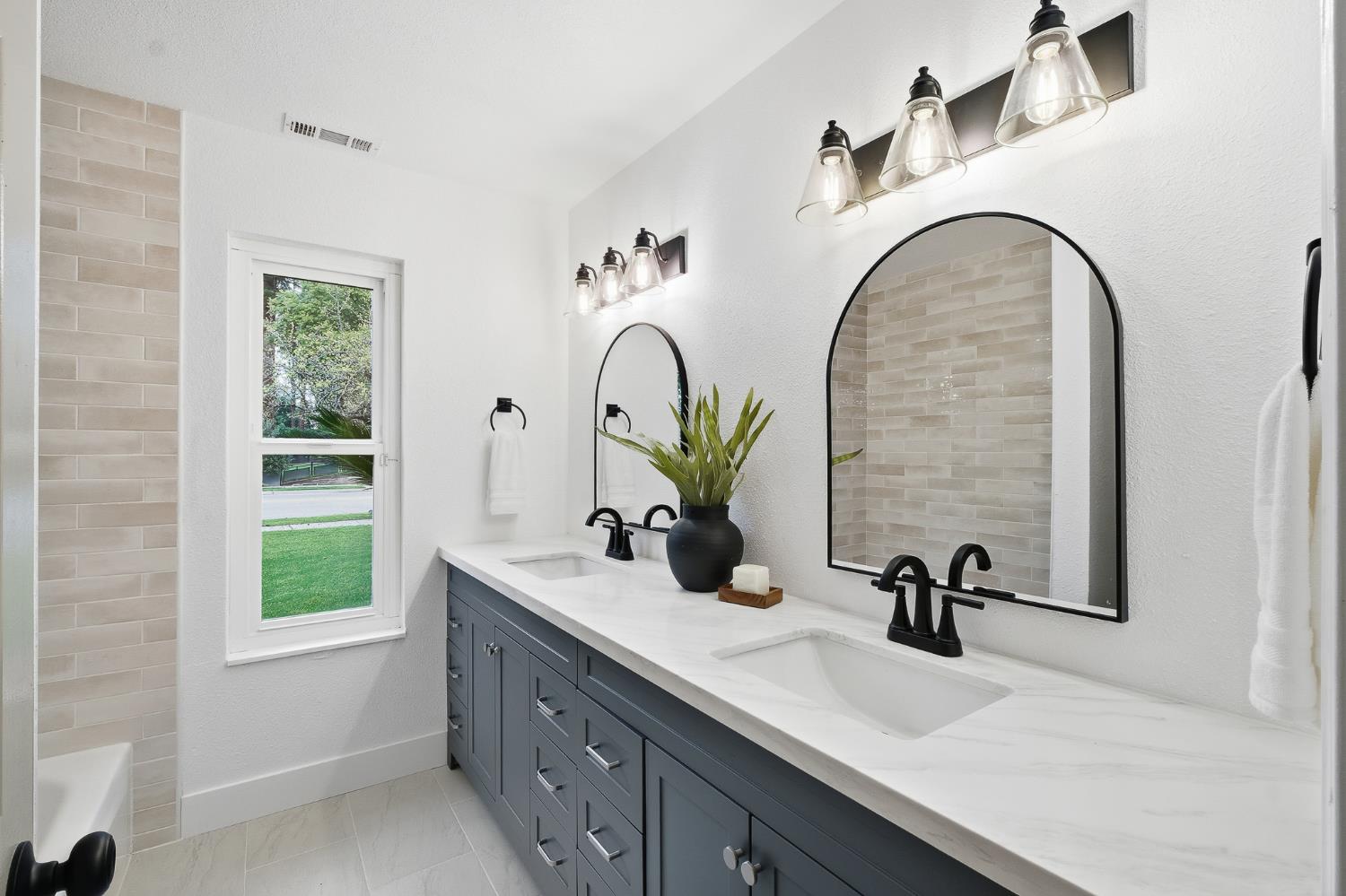 2589 W Barstow Ave, Fresno, CA 93711