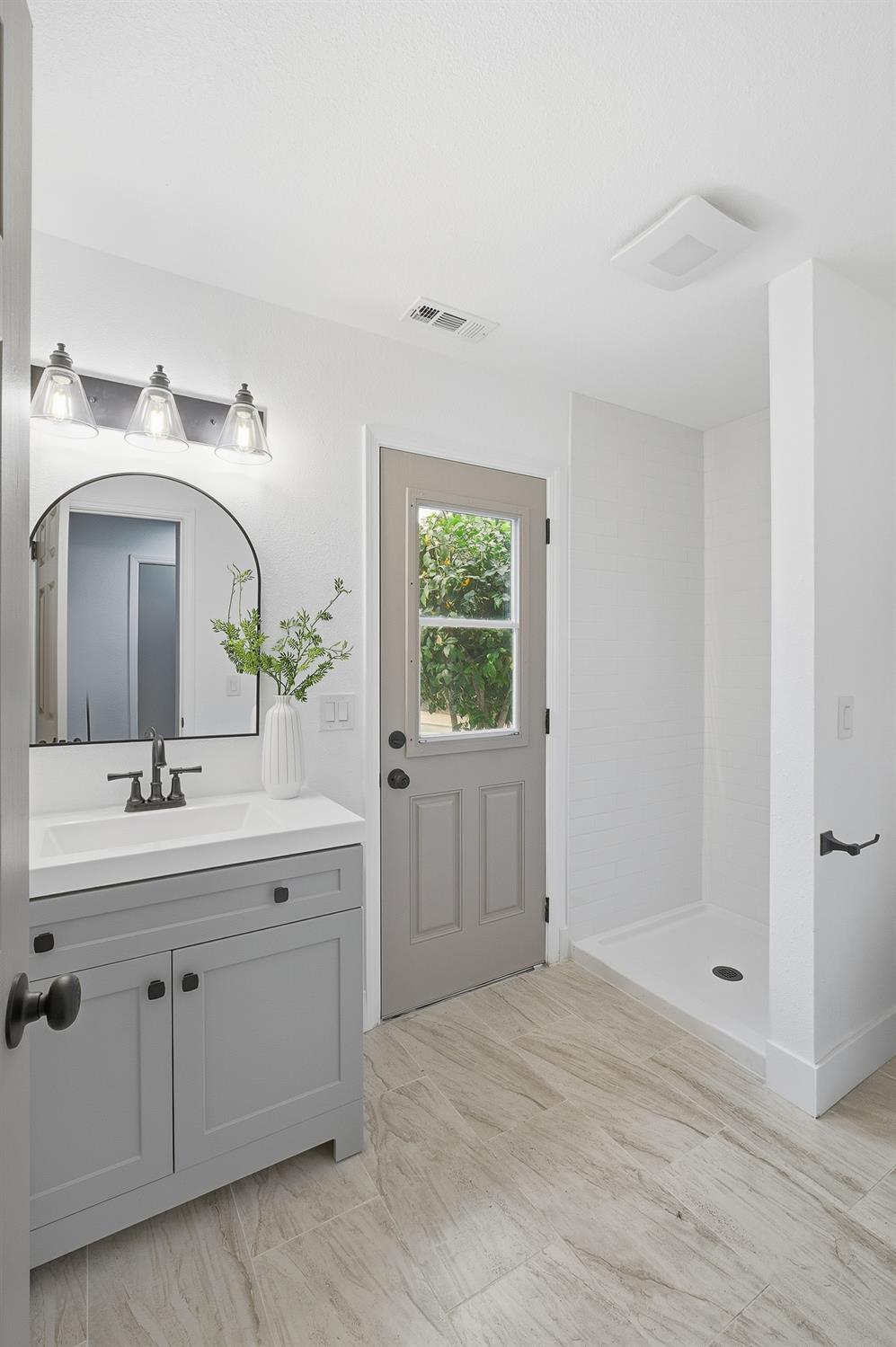 2589 W Barstow Ave, Fresno, CA 93711