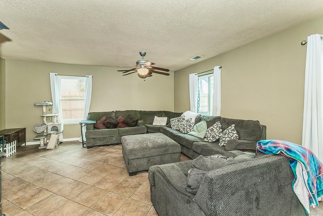 671 Cambria Ln, Lemoore, CA 93245