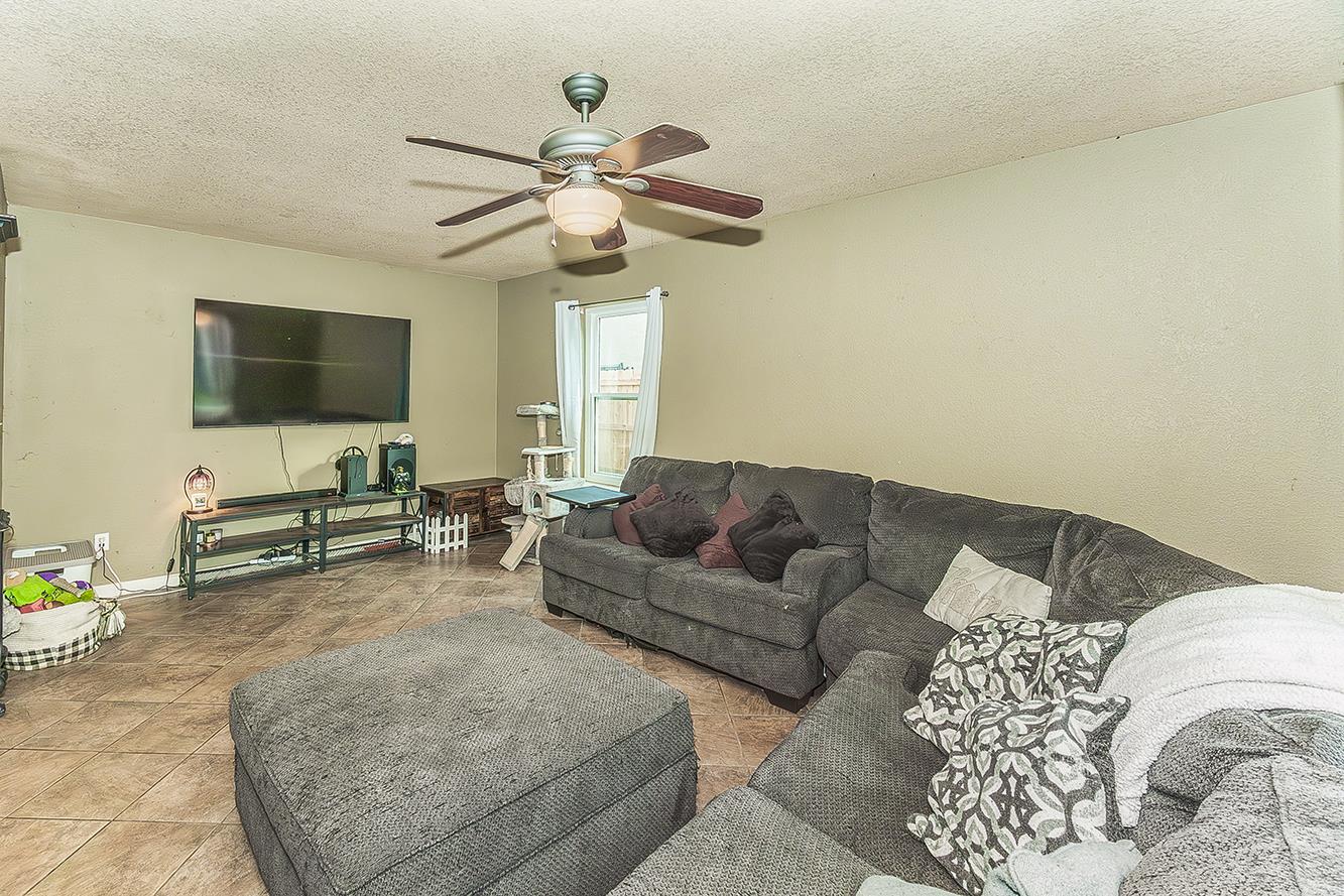 671 Cambria Ln, Lemoore, CA 93245