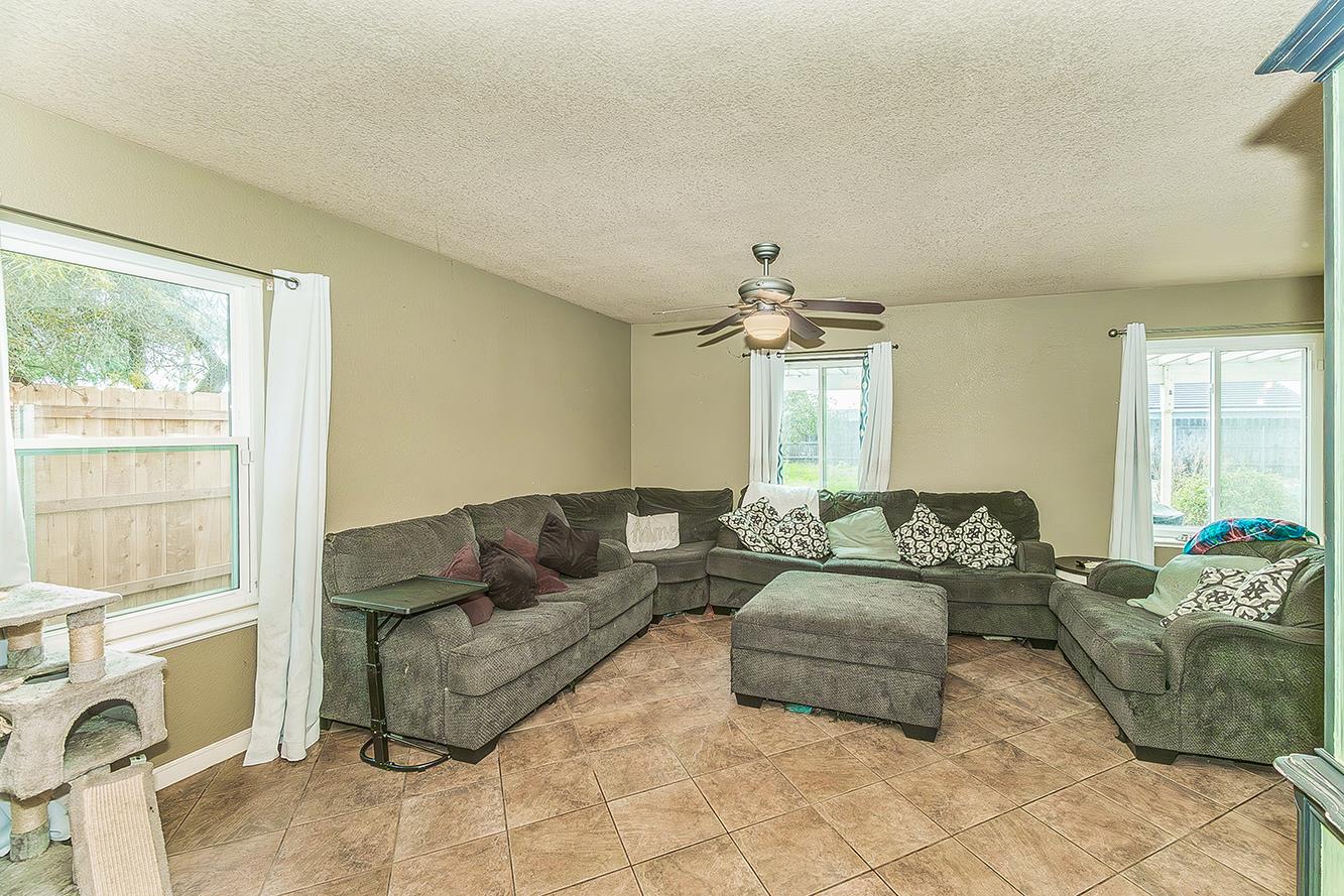 671 Cambria Ln, Lemoore, CA 93245