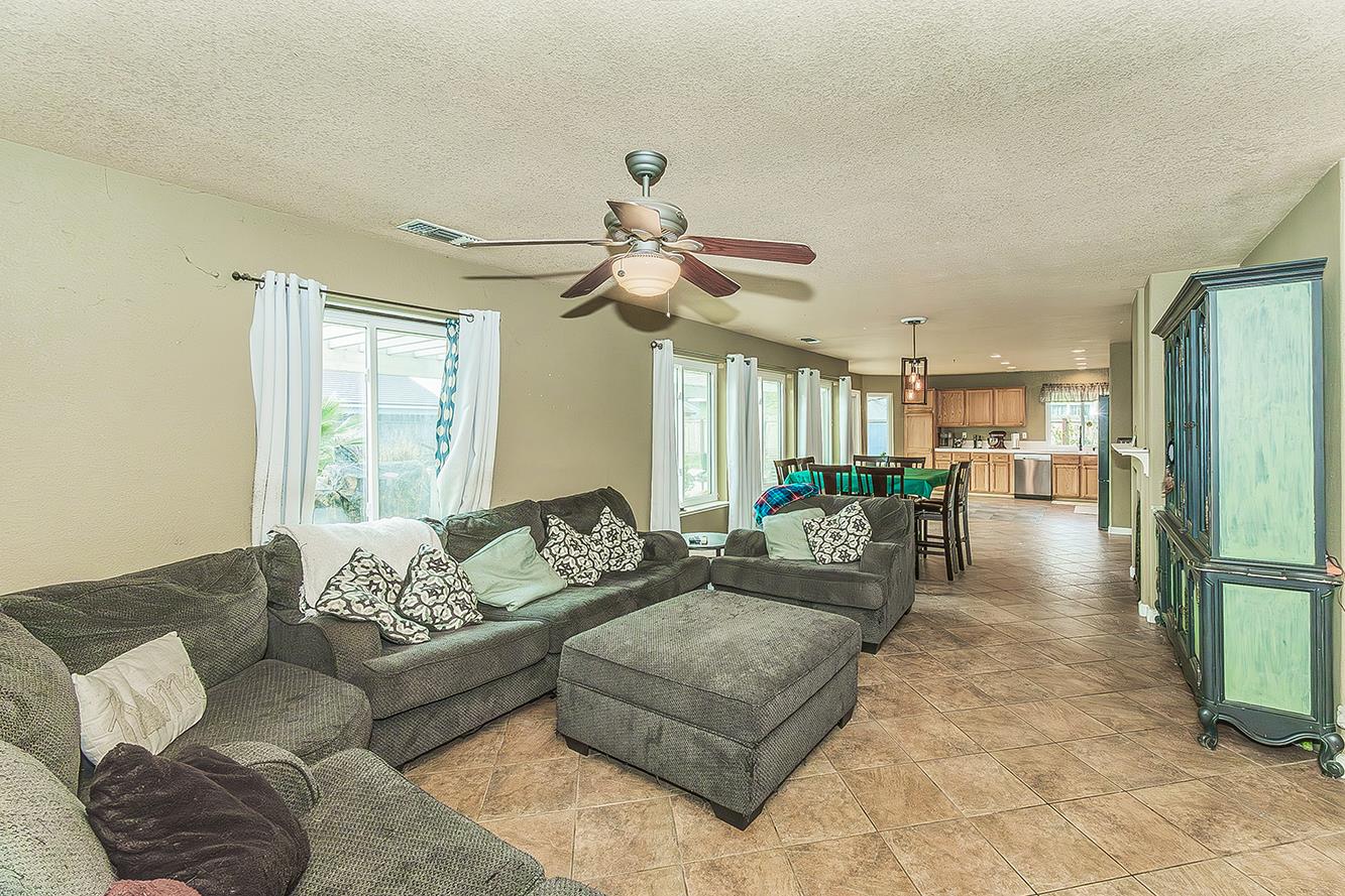 671 Cambria Ln, Lemoore, CA 93245