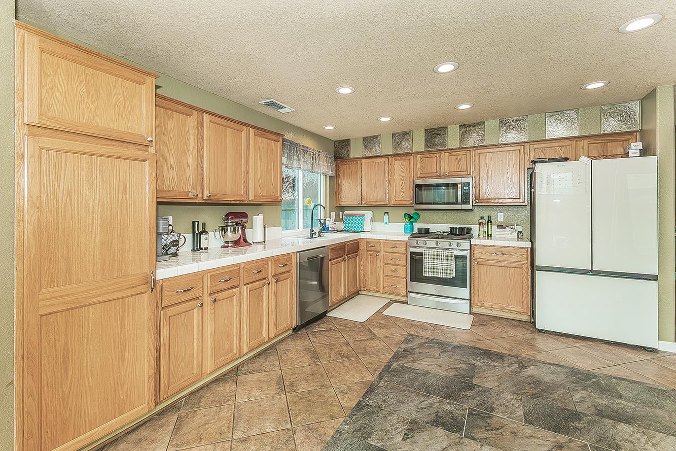 671 Cambria Ln, Lemoore, CA 93245