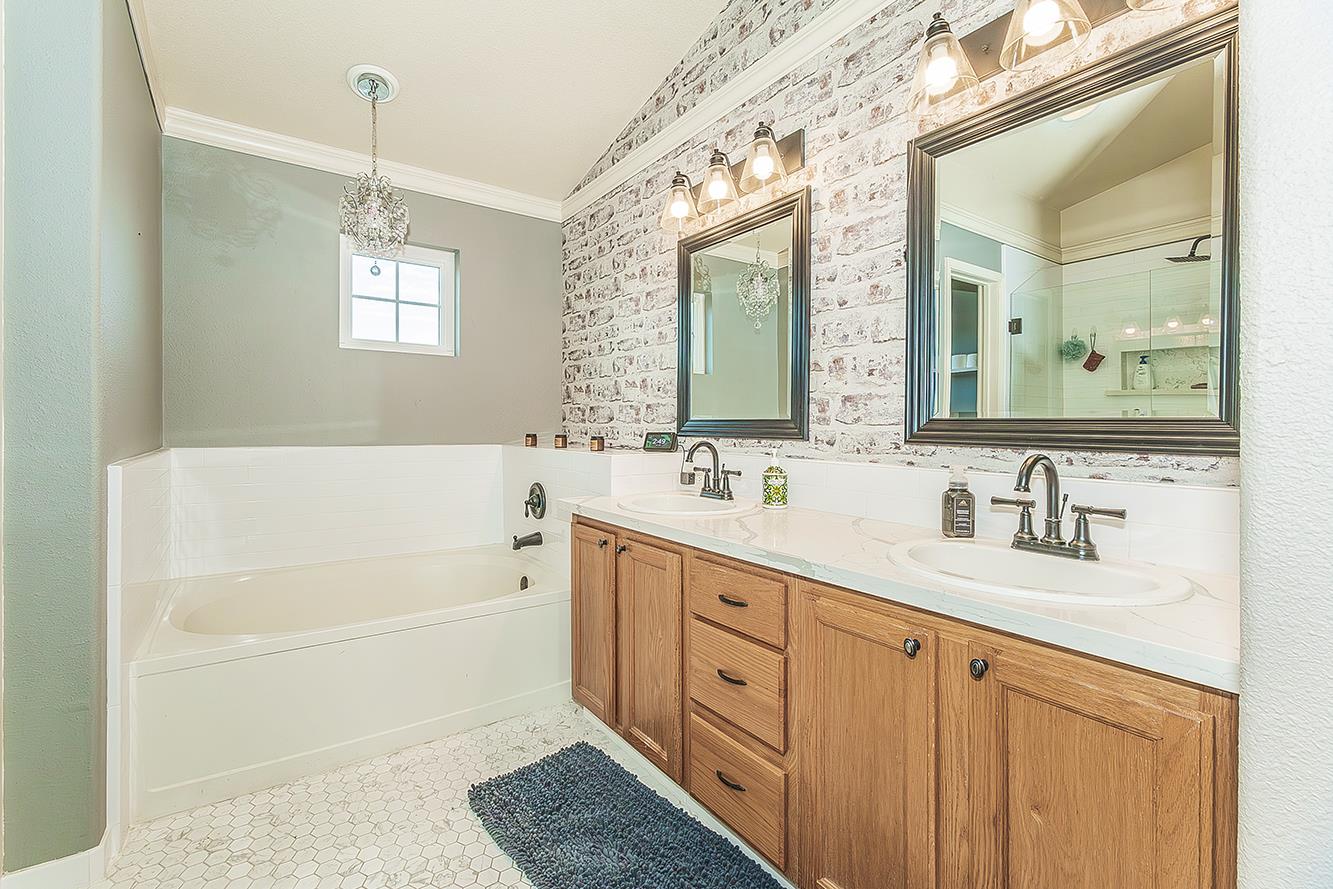 671 Cambria Ln, Lemoore, CA 93245