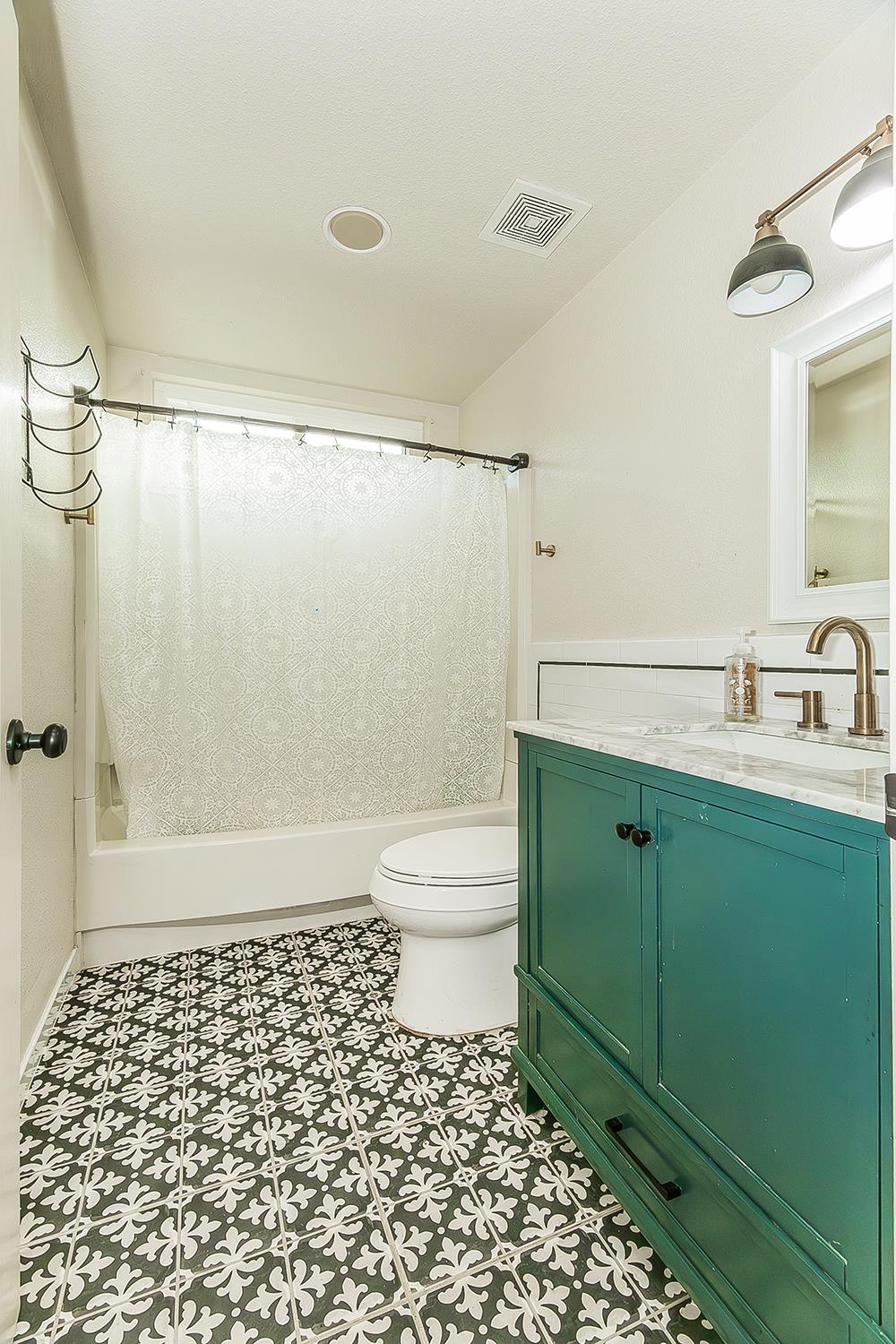 671 Cambria Ln, Lemoore, CA 93245