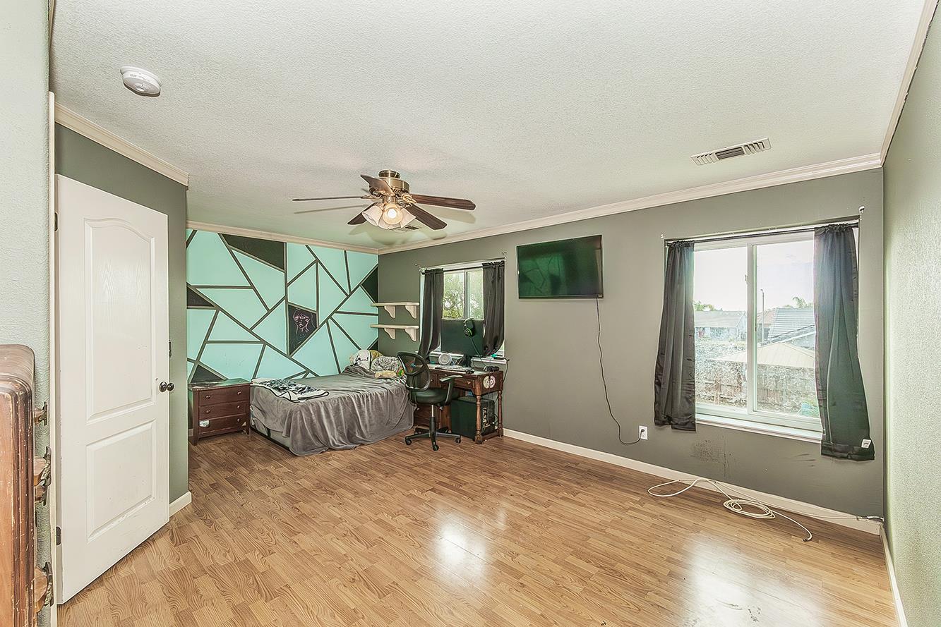 671 Cambria Ln, Lemoore, CA 93245