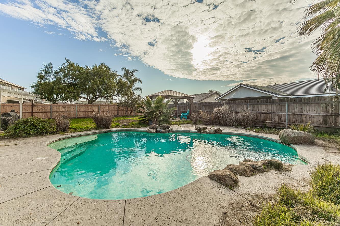 671 Cambria Ln, Lemoore, CA 93245