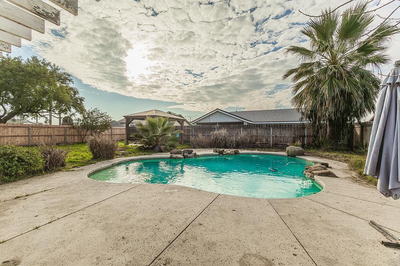 671 Cambria Ln, Lemoore, CA 93245