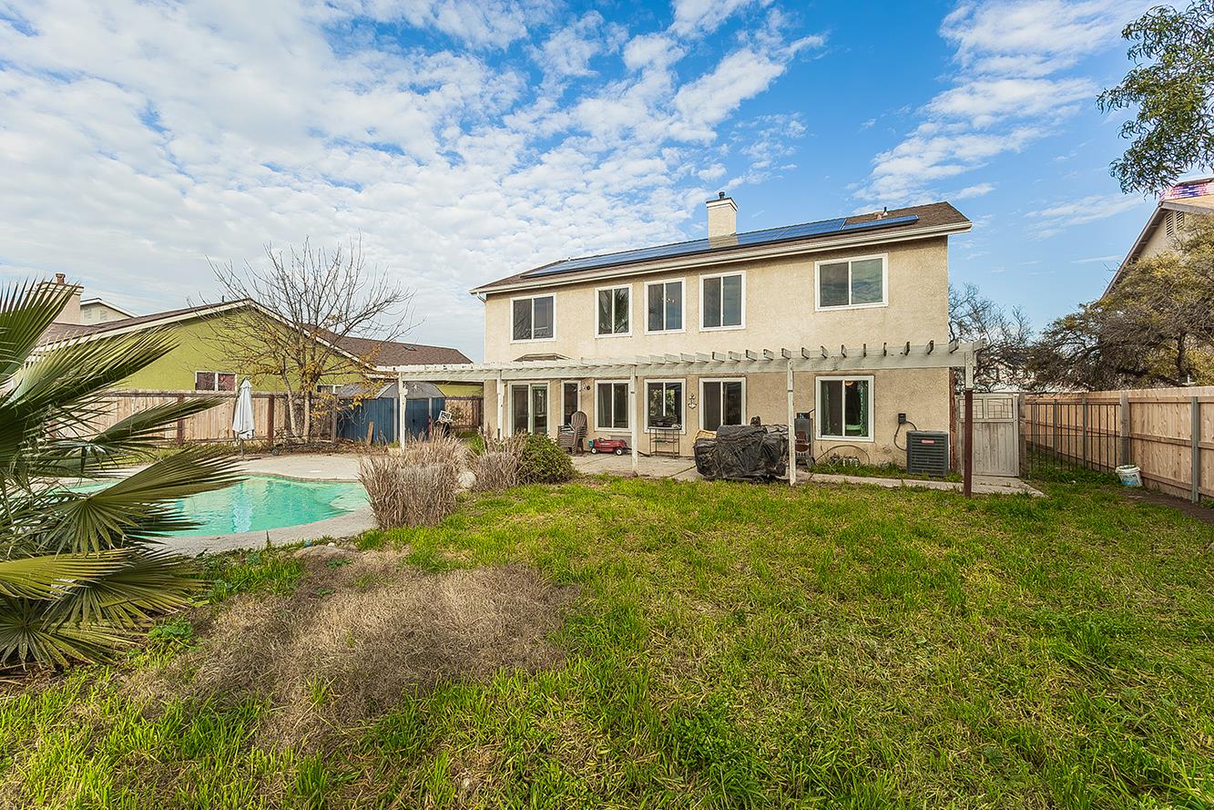 671 Cambria Ln, Lemoore, CA 93245