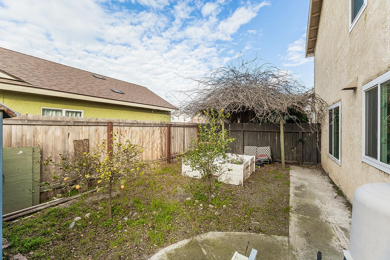 671 Cambria Ln, Lemoore, CA 93245