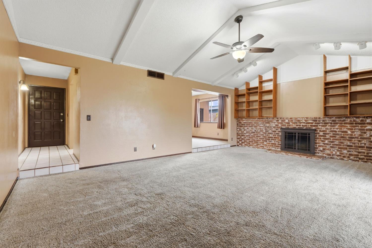 1721 Beverly Ave, Clovis, CA 93611