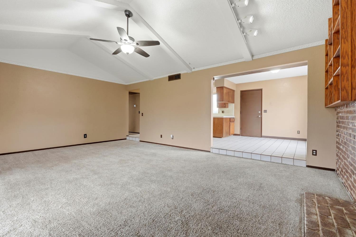 1721 Beverly Ave, Clovis, CA 93611