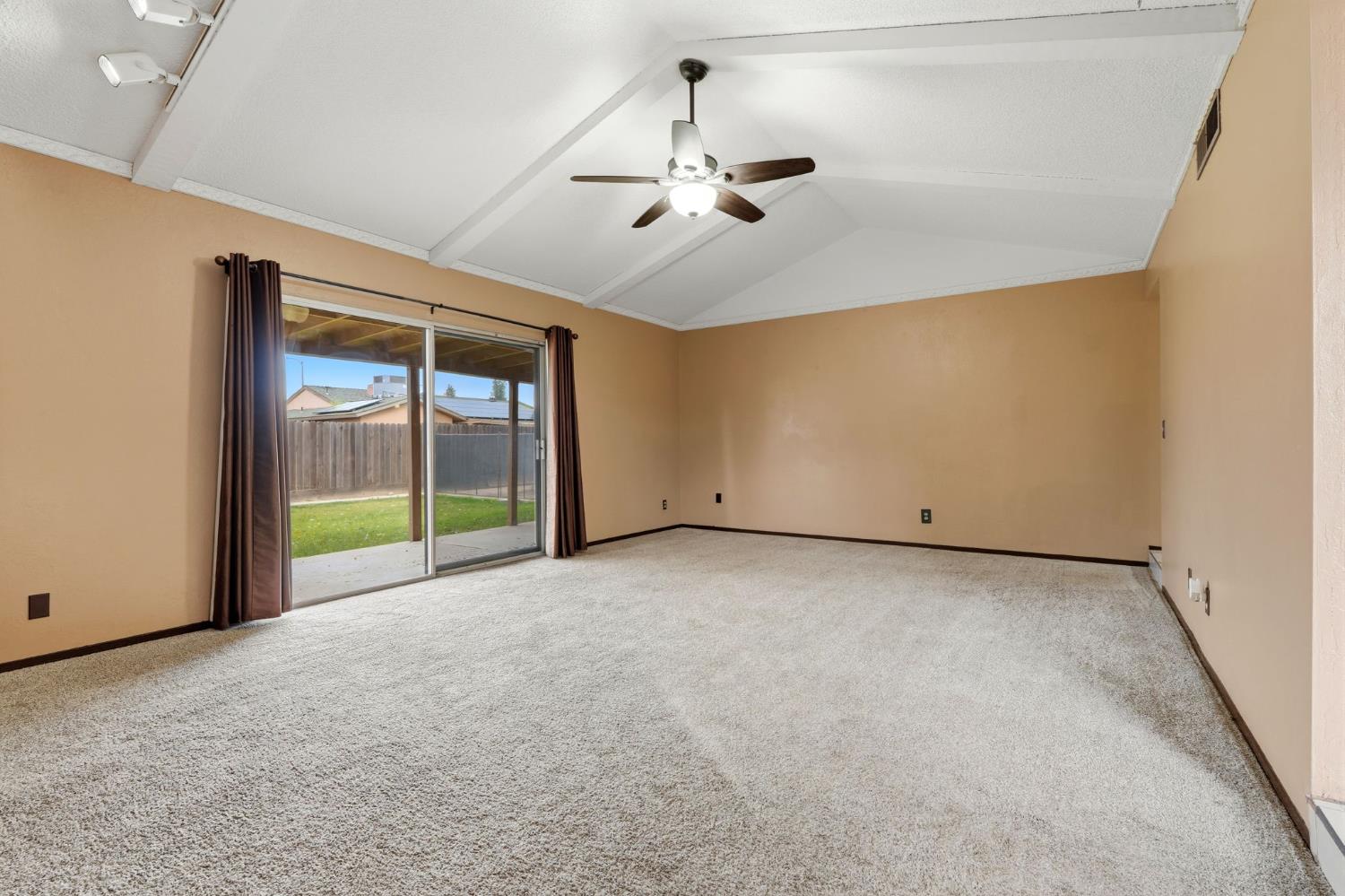 1721 Beverly Ave, Clovis, CA 93611