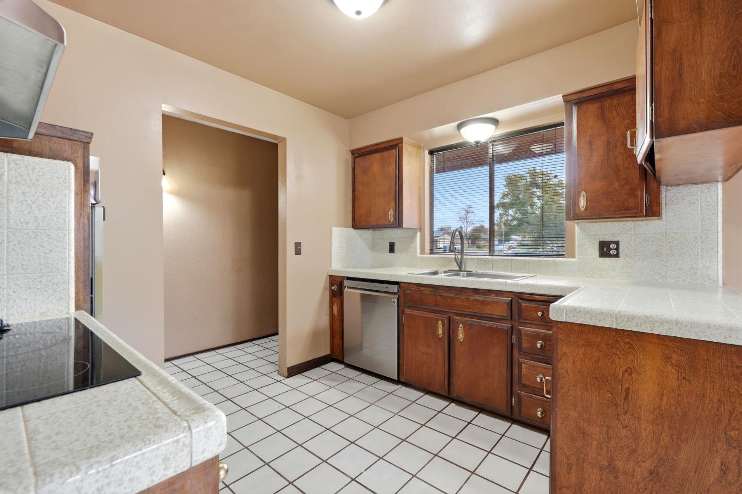 1721 Beverly Ave, Clovis, CA 93611