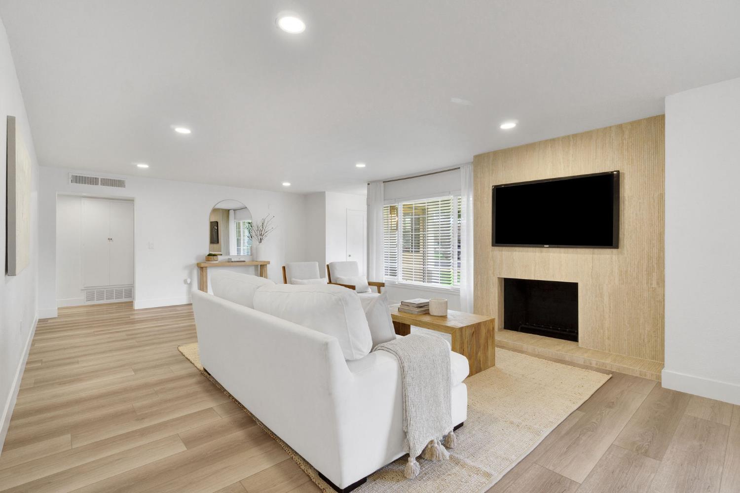 5565 N Winchester Ave, Fresno, CA 93704