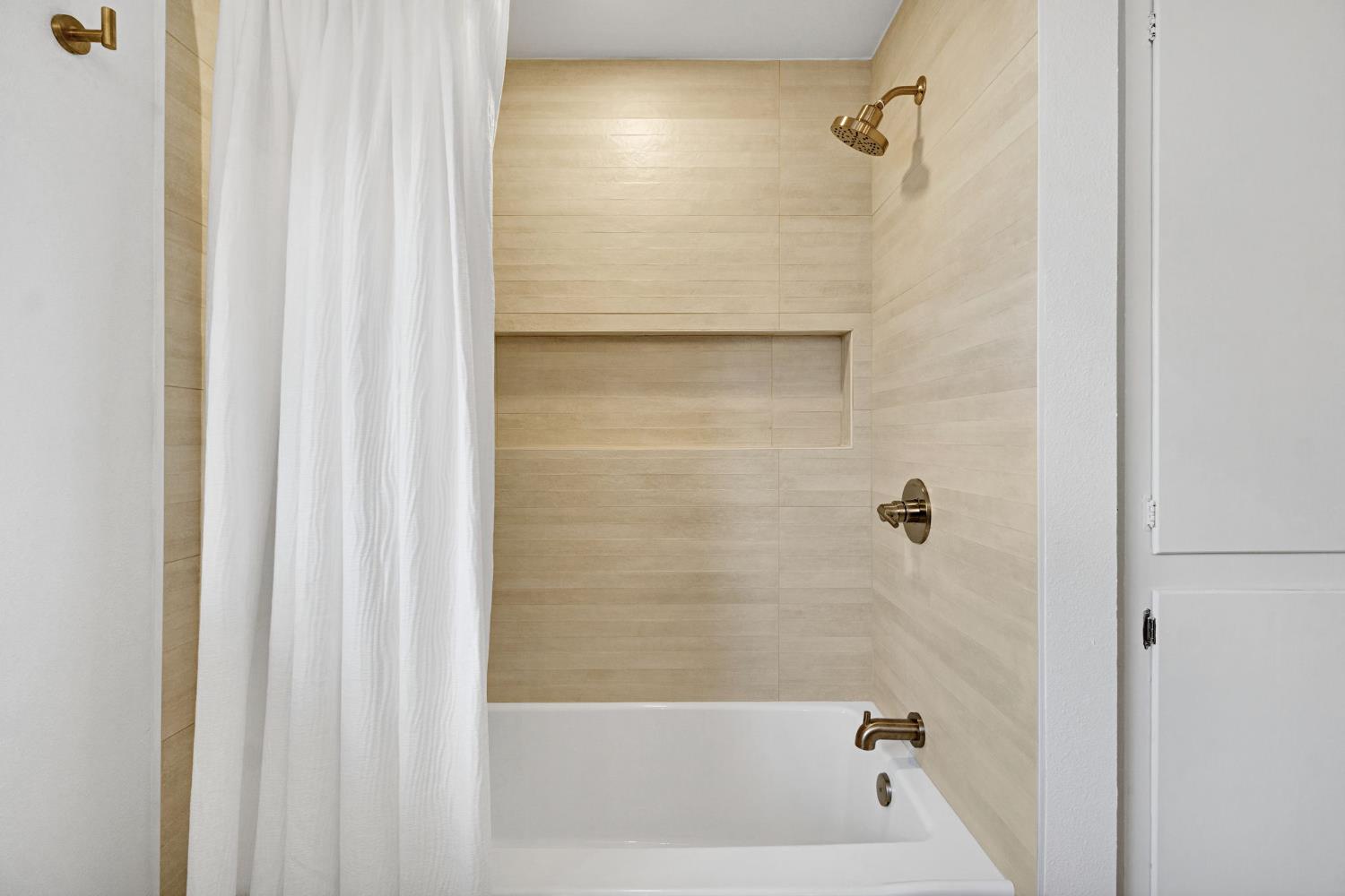 5565 N Winchester Ave, Fresno, CA 93704