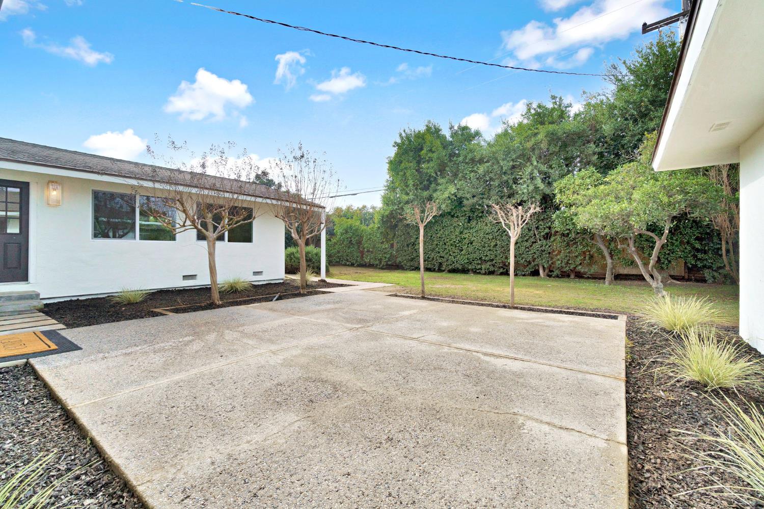 5565 N Winchester Ave, Fresno, CA 93704