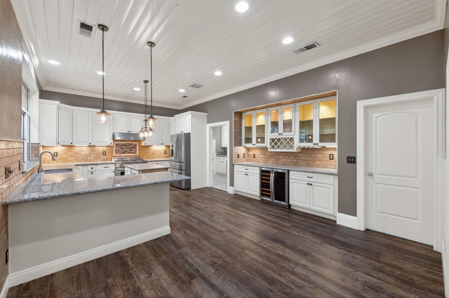 2450 W Beechwood Ave, Fresno, CA 93711